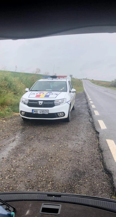 Poliţistul a oprit pentru a ajuta femeia să schimbe roata FOTO Radar Botoşani Oficial/facebook