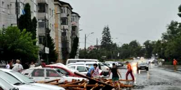 Acoperişurile au fost smulse de vijelie (foto: adevarul)