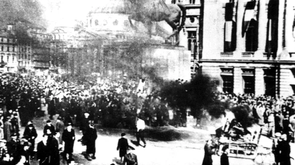 Calendar 8 noiembrie: 1945   Manifestația anticomunistă din Piața Palatului Regal, prilejuită de ziua onomastică a regelui Mihai, a fost reprimată violent de Guvernul comunist jpeg