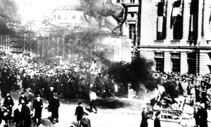 Calendar 8 noiembrie: 1945   Manifestația anticomunistă din Piața Palatului Regal, prilejuită de ziua onomastică a regelui Mihai, a fost reprimată violent de Guvernul comunist jpeg