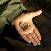 inimă în formă de camuflaj copii ucraineni răpiți foto shutterstock jpg