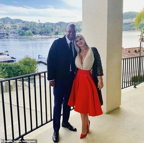 femeia cu cea mai ingusta talie din lume jpg jpeg