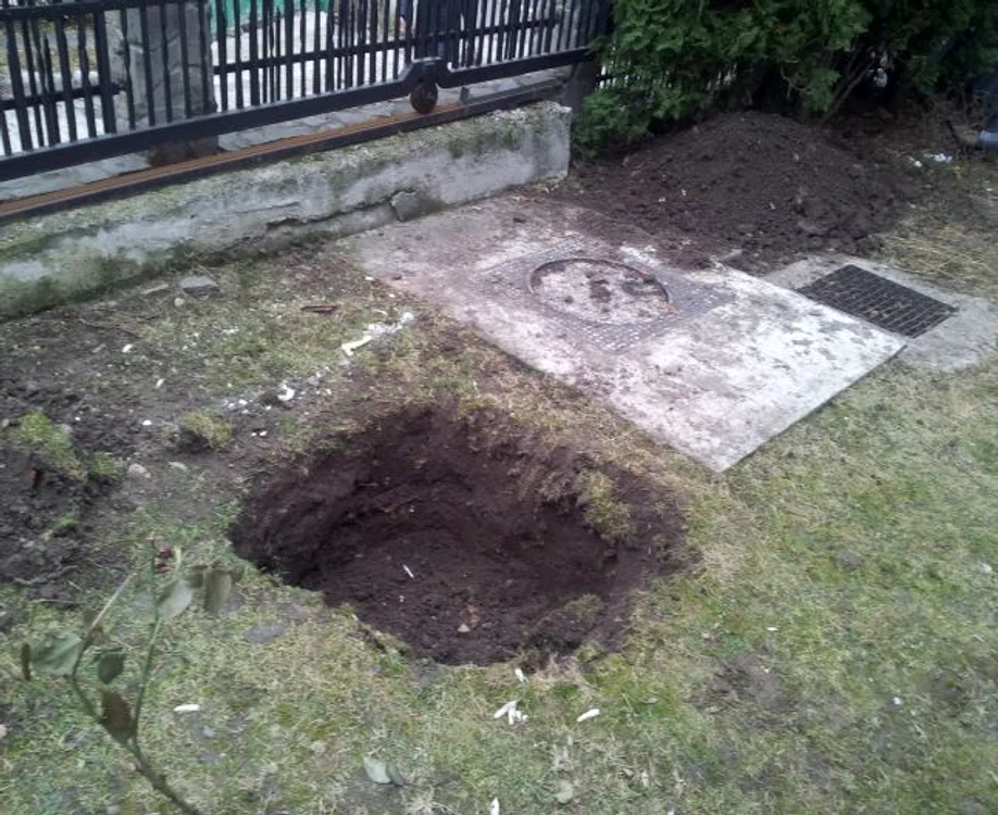 Senatorul ieșean Ionel Agrigoroaei s-a trezit că are groapa săpată în fața casei