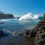 Valuri se lovesc de piscina naturală Charco de Isla Cangrejo, Tenerife FOTO Shutterstock