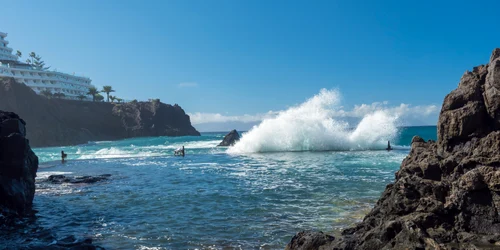 Valuri se lovesc de piscina naturală Charco de Isla Cangrejo, Tenerife FOTO Shutterstock