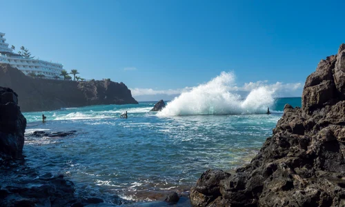 Valuri se lovesc de piscina naturală Charco de Isla Cangrejo, Tenerife FOTO Shutterstock