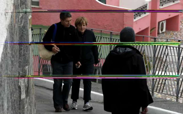 Angela Merkel se plimbă alături de soţul ei Joachim Sauer, în vacanţa de pe insula Ischia. FOTO: Reuters