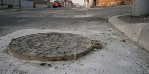 Intersecţiile cu capacele de canal ridicate sunt o problema pentru drumari