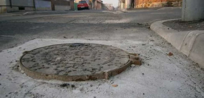  Intersecţiile cu capacele de canal ridicate sunt o problema pentru drumari 
