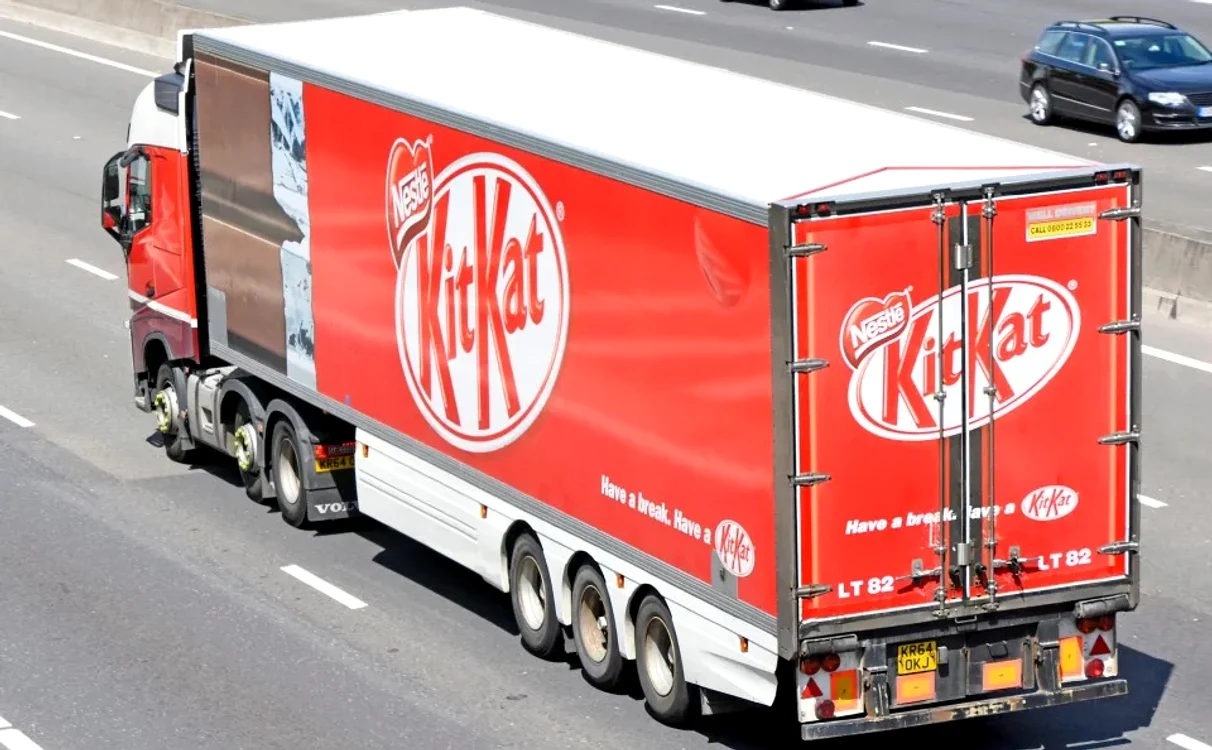 Camion cu batoane KitKat, furat