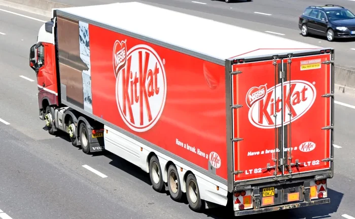 Camion cu batoane KitKat, furat