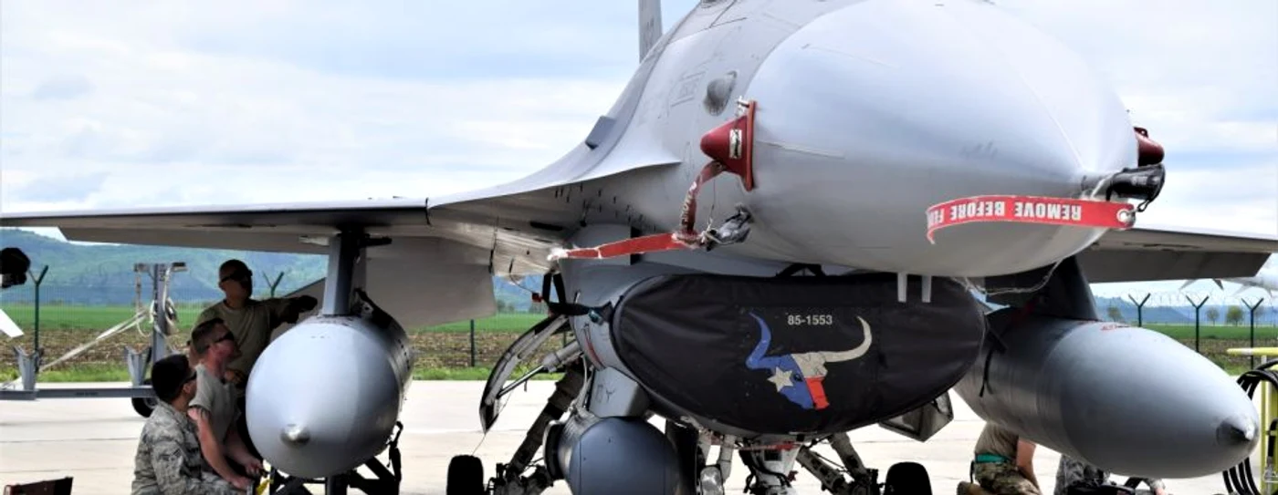 Mecanicii americani fac întreţinerea avioanelor pe platforma Bazei militare din Câmpia Turzii  U.S. Air Force photo by 1st Lt. Andrew Layton