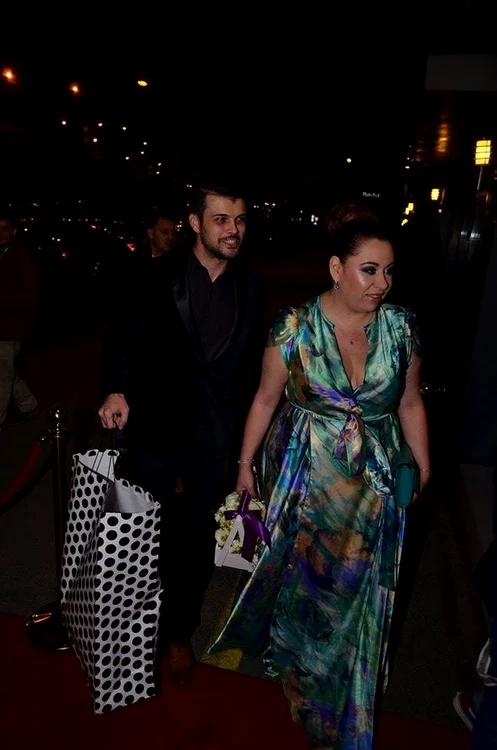 Oana a purtat o rochie viu colorată, iar Marius a fost complet în negru
