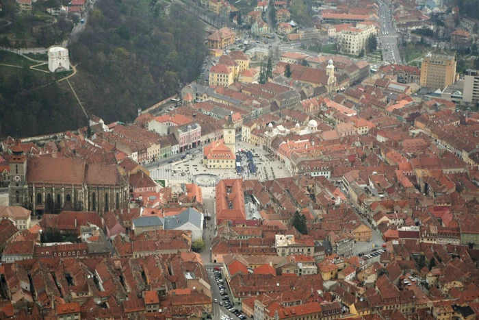 Braşovenii şi turiştii sunt aşteptaţi în Piaţa Sfatului. FOTOAdevărul.