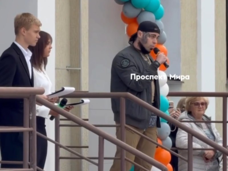 Un militar rus acuzat că și-a violat profesoara a fost invitat la deschiderea anului școlar, de 1 septembrie. Criminalii de război oferă copiilor „lecții ale păcii”
