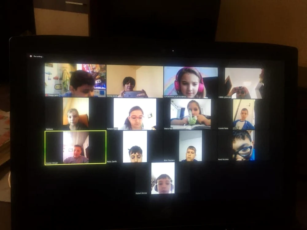 Lunile de şcoală online i-au obosit pe elevii care îşi doresc mai mult decât orice normalitatea FOTO: Facebook/Sorina Iacob