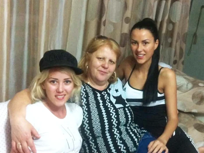 
    Cele trei femei, Daniela,  Ana şi doamna Florentina,  au împreună  7 operaţii estetice  