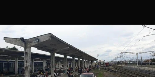 Şi-a parcat maşina printre liniile de tren