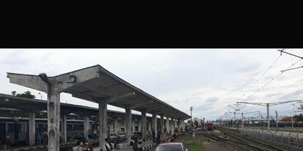 Şi-a parcat maşina printre liniile de tren