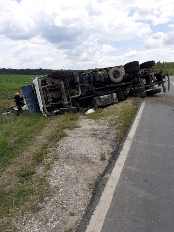 Autotrenul s-a răsturnat, ocupând o parte din sensul de mers FOTO: martor