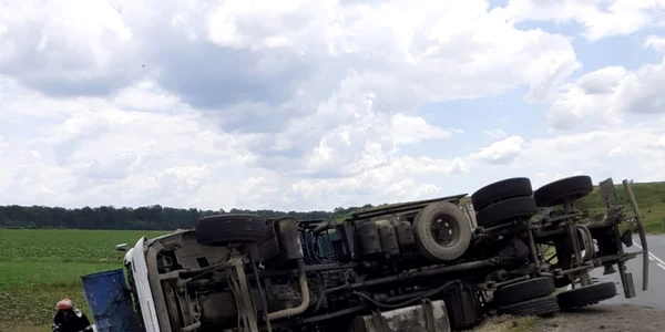 camion încărcat cu fier vechi răsturnat pe un drum din olt