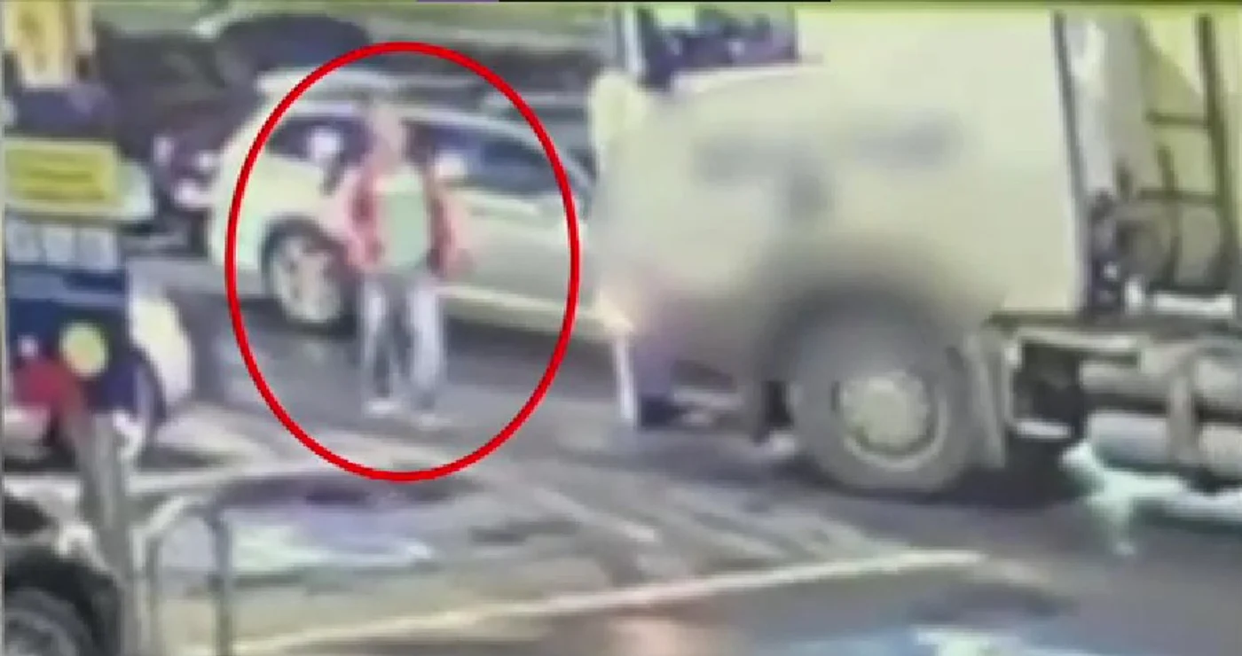 Șofer amenințat cu pistolul într-o parcare din București FOTO: Captură video/ Digi24