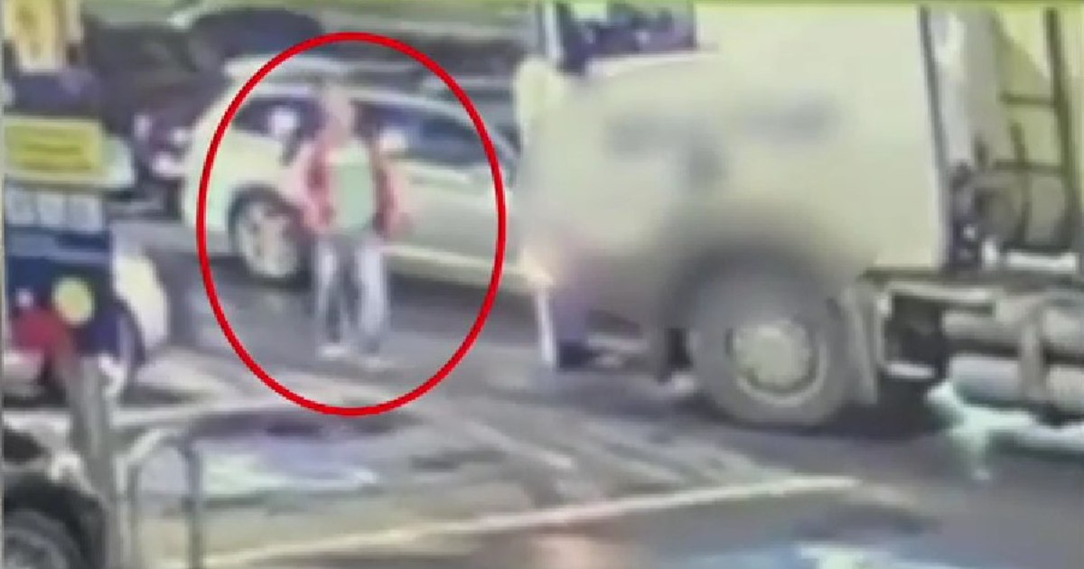 Șofer, țintă a unei amenințări cu pistolul în parcarea unui mall din București