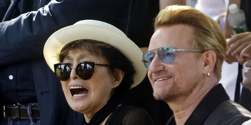 Bono şi Yoko Ono cântă ladezvelirea unei tablou dedicată lui John Lennon pe insula Ellis în new York FOTO AP