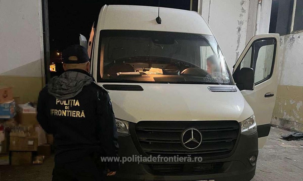 Descoperire de peste 500.000 de lei făcută de polițiștii de frontieră în microbuzul unui șofer care transporta dulciuri din Bulgaria