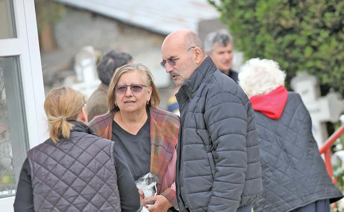 Părinții designerului pregătesc ultimele detalii legate de înmormântarea fiului lor