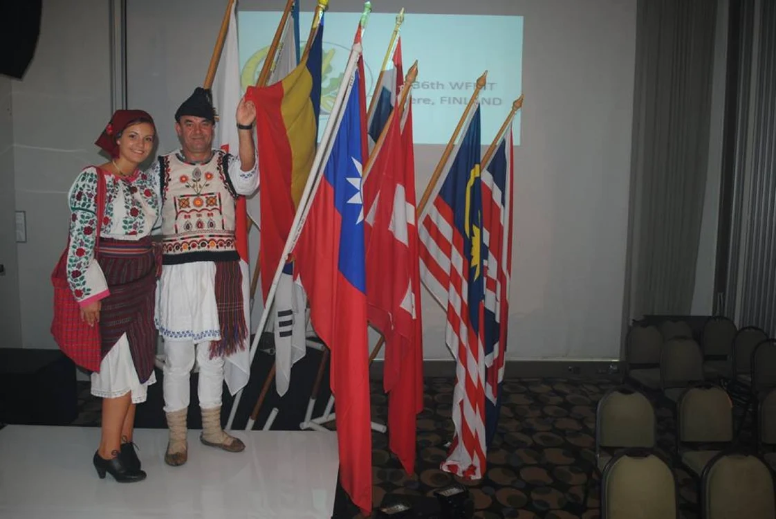La Conferinţa Mondială de la Tampere, unde au lipsit oficialii României, a reprezentat Italia în costum popular, cu drapelul naţional