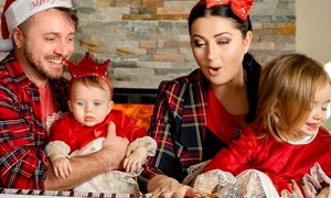 Familia și a asortat hăinuțele și s a strâns în jurul bradului jpeg