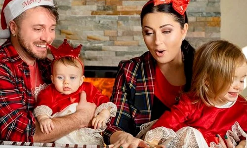 Familia și a asortat hăinuțele și s a strâns în jurul bradului jpeg