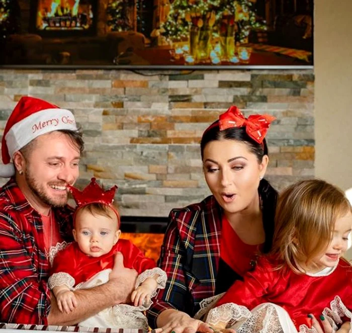 Familia și-a asortat hăinuțele și s-a strâns în jurul bradului