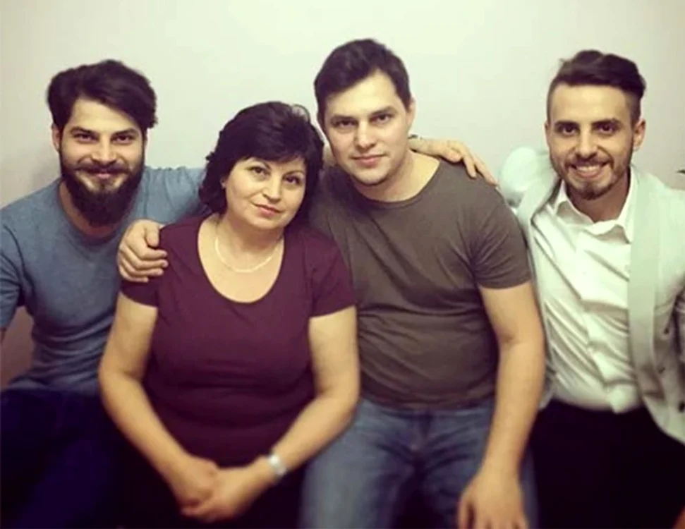 Cu mama și frații săi, Daniel și Marius