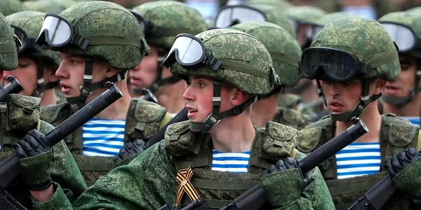 Membri ai Fortelor Aeropurtate Ruse echipati cu Ratnik in timpul defilarii de 9 mai