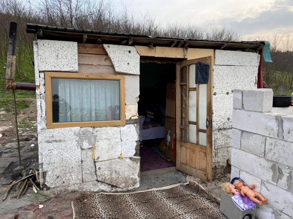 Aceasta este cămăruța în care trăiesc cei cinci membri ai familiei