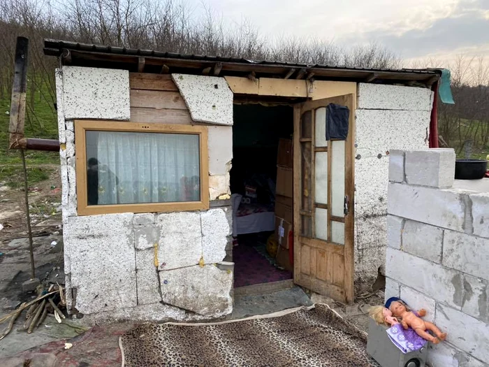 Aceasta este cămăruța în care trăiesc cei cinci membri ai familiei