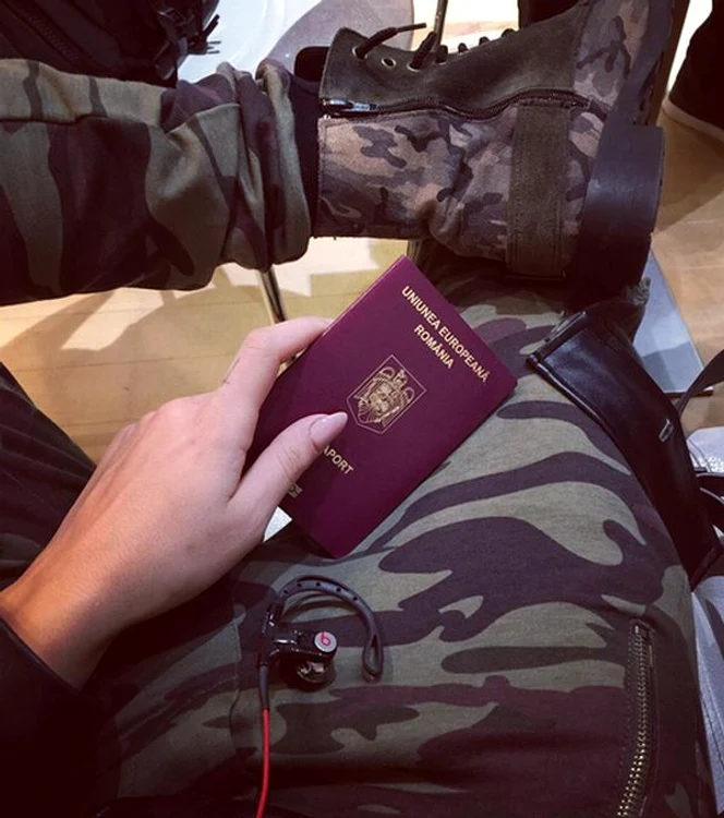 Pentru drum, vedeta tv a adoptat din cap până în picioare o ţinută militară