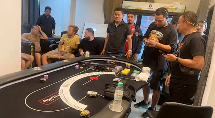 Masa ilegală de poker FOTO Khaoso denglish