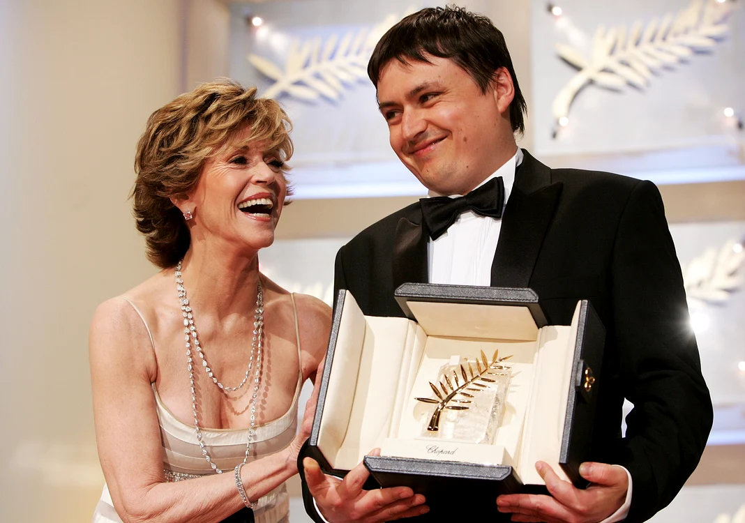 Cristian Mungiu alături de Jane Fonda după ce a câștigat premiul Palme d'Or în 2007 FOTO GettyImages