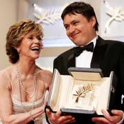 Cristian Mungiu alături de Jane Fonda după ce a câștigat premiul Palme d'Or în 2007 FOTO Getty Images