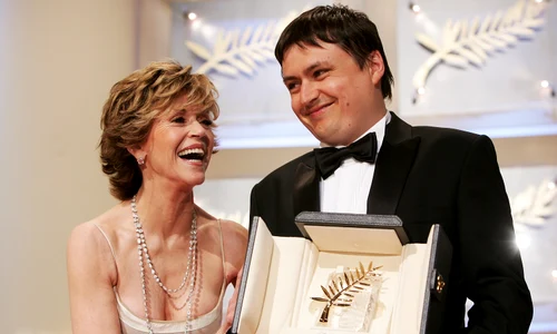Cristian Mungiu alături de Jane Fonda după ce a câștigat premiul Palme d'Or în 2007 FOTO Getty Images