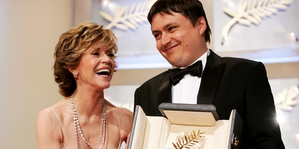 Cristian Mungiu alături de Jane Fonda după ce a câștigat premiul Palme d'Or în 2007 FOTO Getty Images