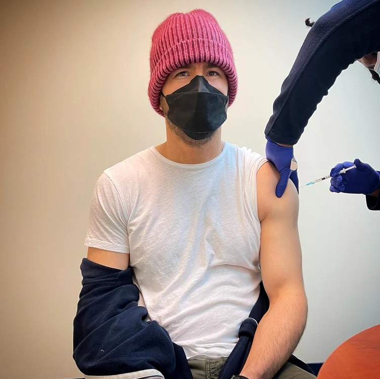 
    Ryan reynolds s-a vaccinat anti-COVID-19 și le-a transmis fanilor că ”a trecut pe 5G”foto: Instagram  