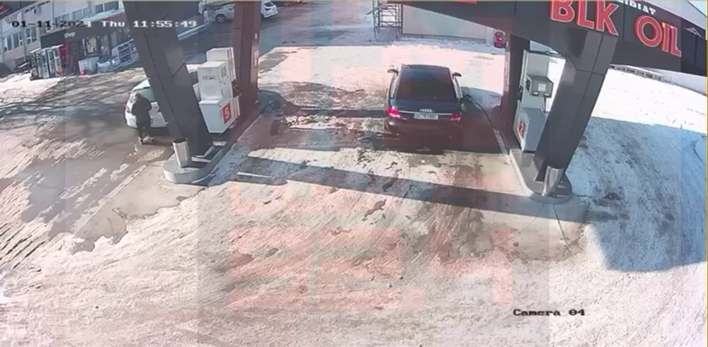 A plecat din benzinărie cu tot cu pompa. Pățania unui șofer care a uitat să scoată furtunul din rezervor VIDEO 