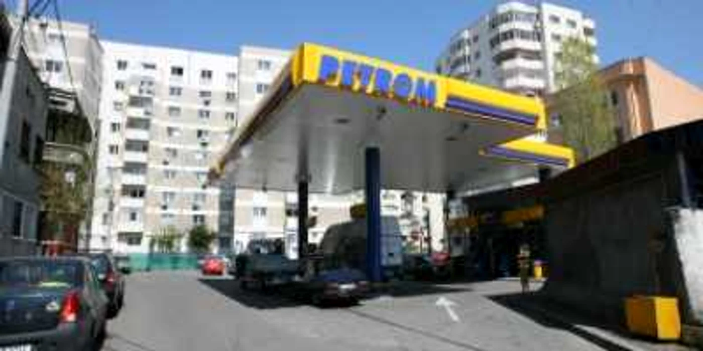 Benzină şi motorină mai ieftine cu 3 bani/litru de la Petrom