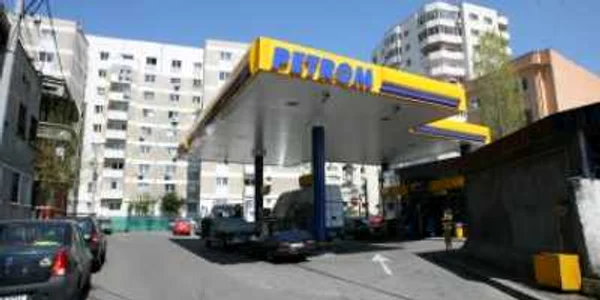 Benzină şi motorină mai ieftine cu 3 bani/litru de la Petrom