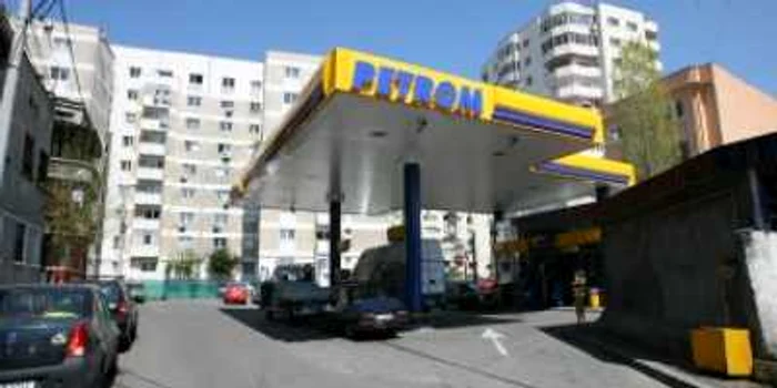 Benzină şi motorină mai ieftine cu 3 bani/litru de la Petrom