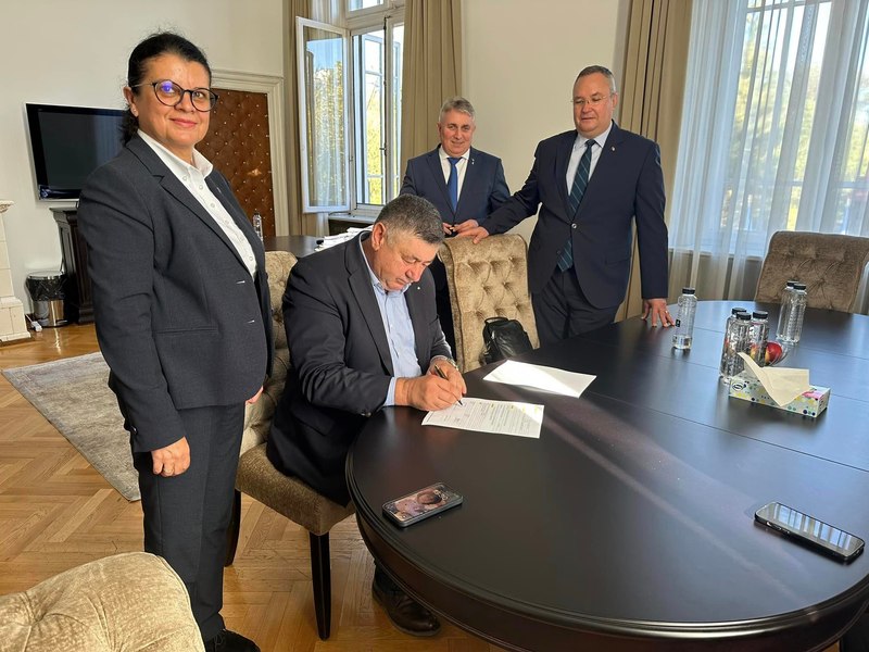 Fostul primar al municipiului Deva, Mircia Muntean, a revenit în PNL. A semnat adeziunea în prezența șefilor liberali